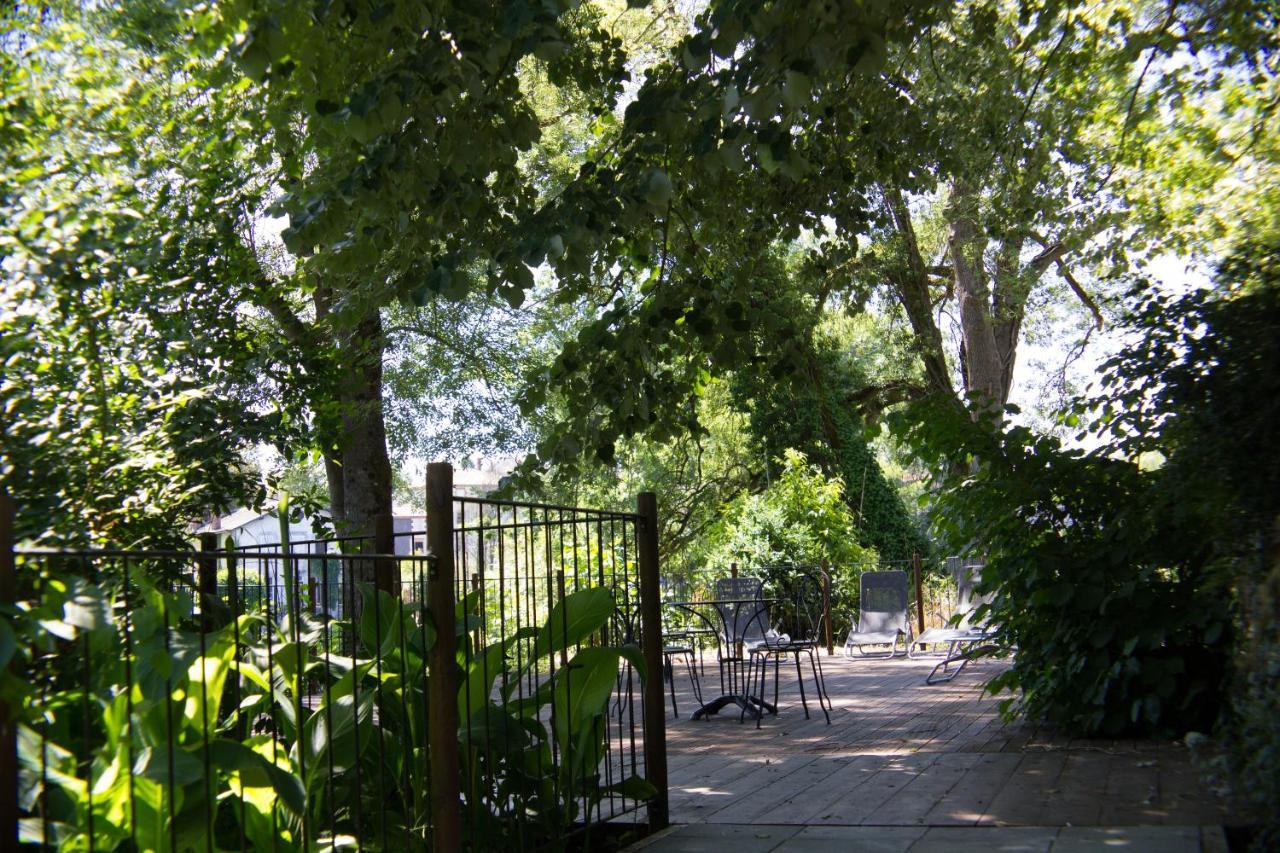 Pont Vieux Chambres Et Gites Confolens Bagian luar foto