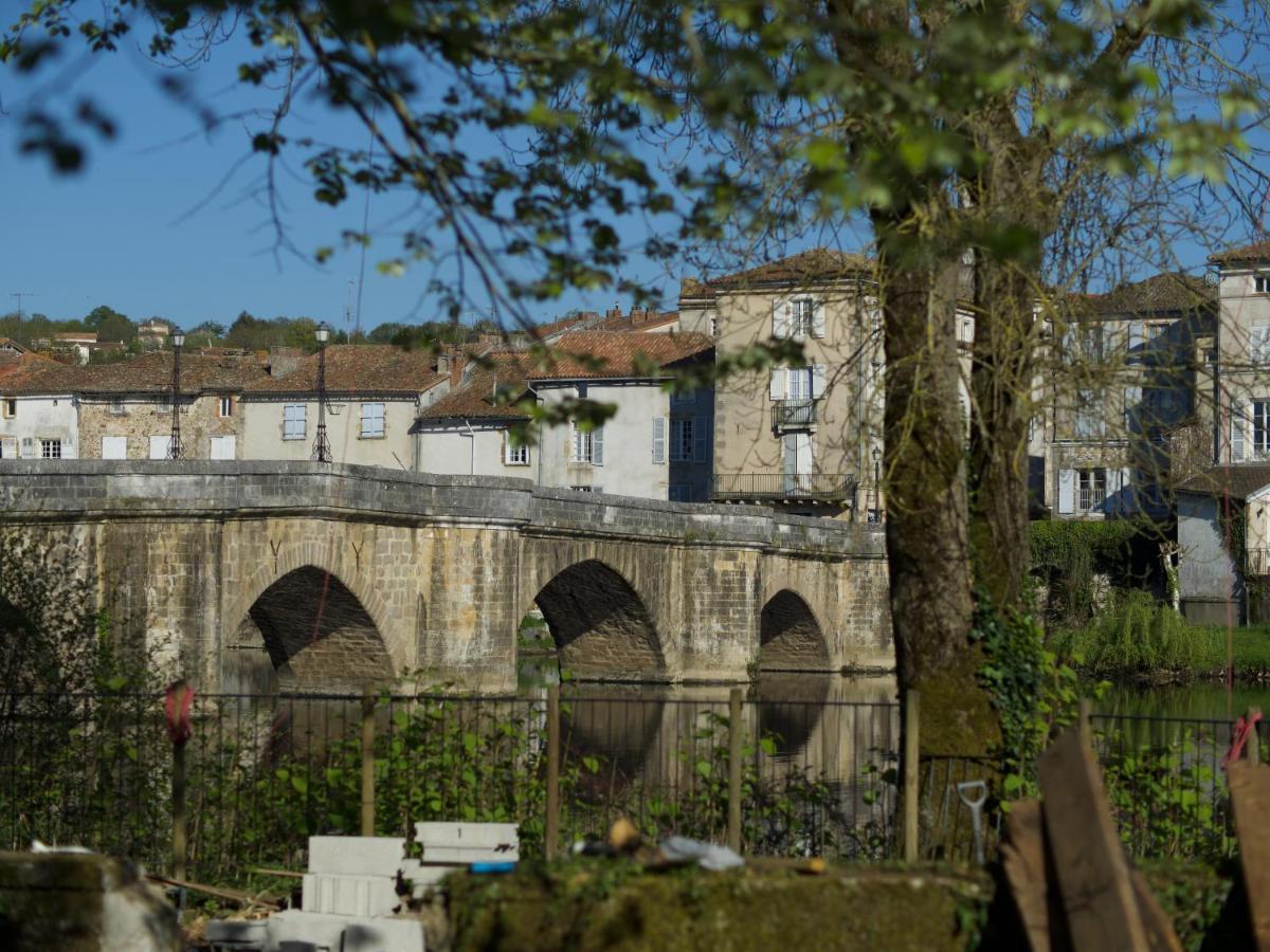 Pont Vieux Chambres Et Gites Confolens Bagian luar foto