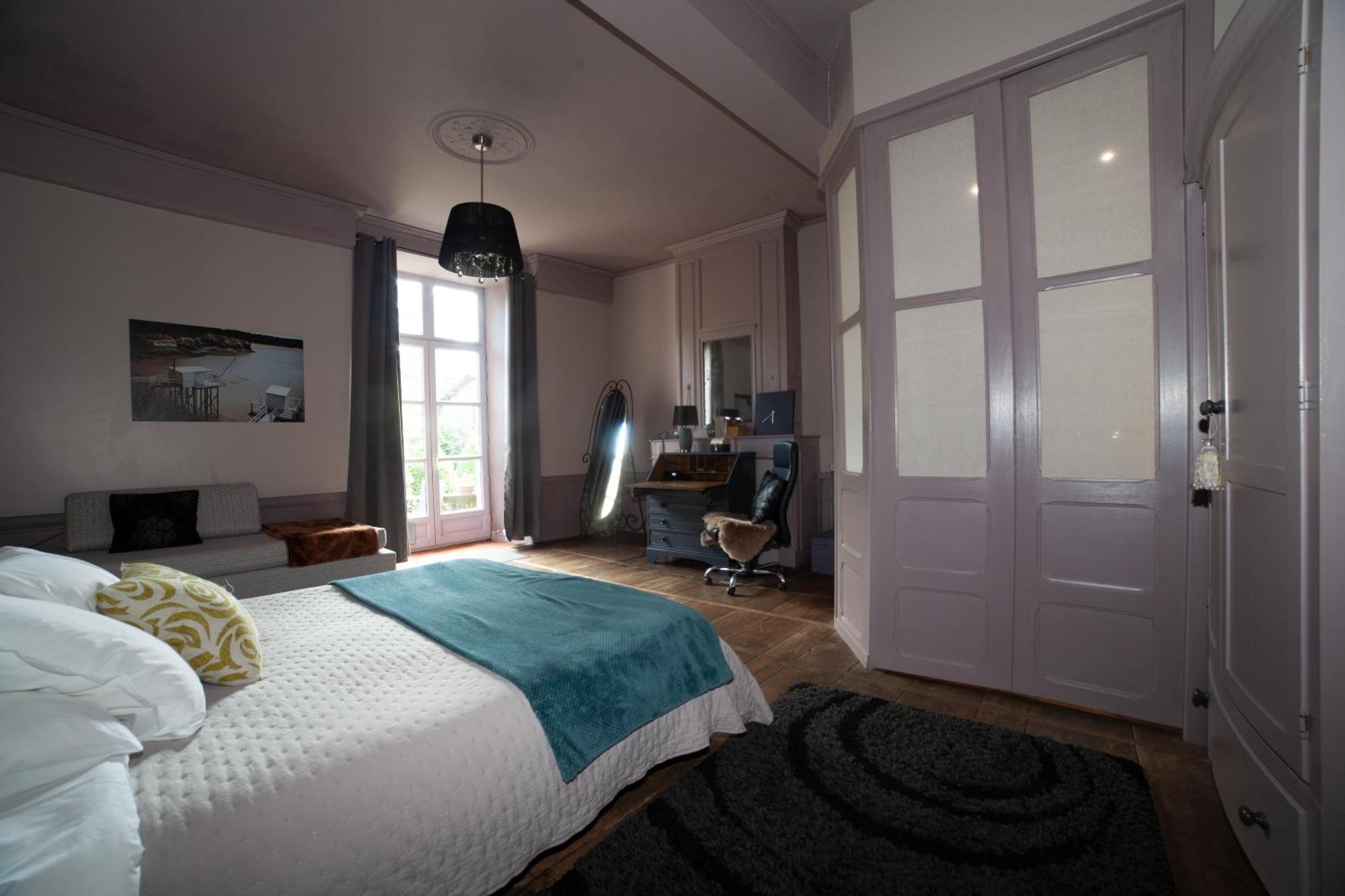 Pont Vieux Chambres Et Gites Confolens Bagian luar foto